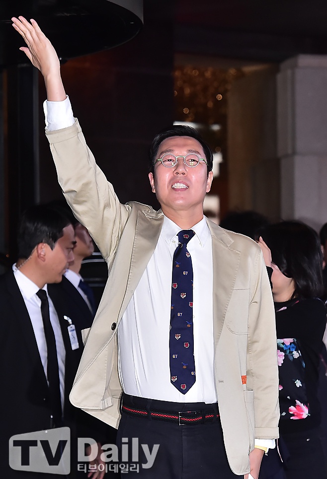 JTBC 예능 중단설 속…김영철, '<b>아는 형님</b>' 대기실 공개