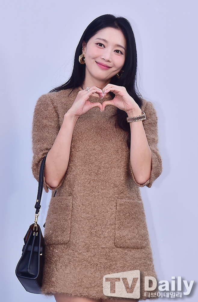 <b>오윤아 재혼</b> 발표, 발달장애아 子와 새 출발
