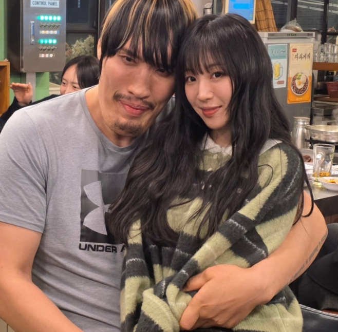 최홍만, 과도한 스킨십VS장난…<b>쯔양</b>과 인증샷에 논란 폭발 [이슈&톡]