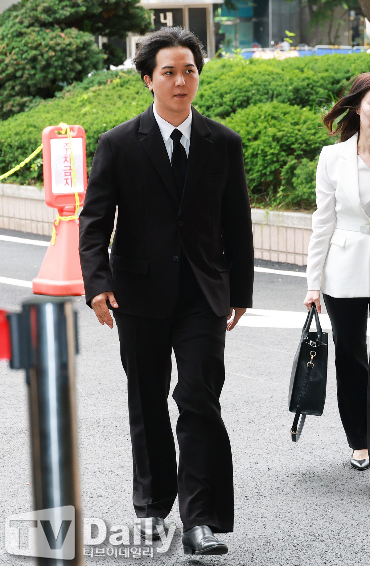 [TD포토] <b>송민호</b> '<b>병역법 위반</b> 공모 증인 참석'