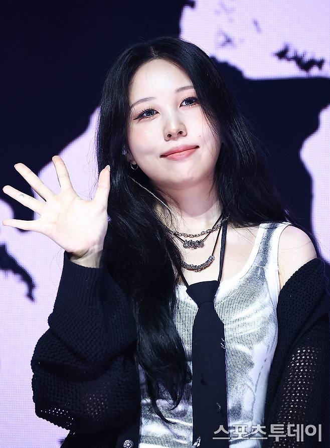 <b>권진아</b> "데뷔 때부터 체형 강박 심해… '<b>몬스터</b>' 뮤비에 자기혐오 이야...