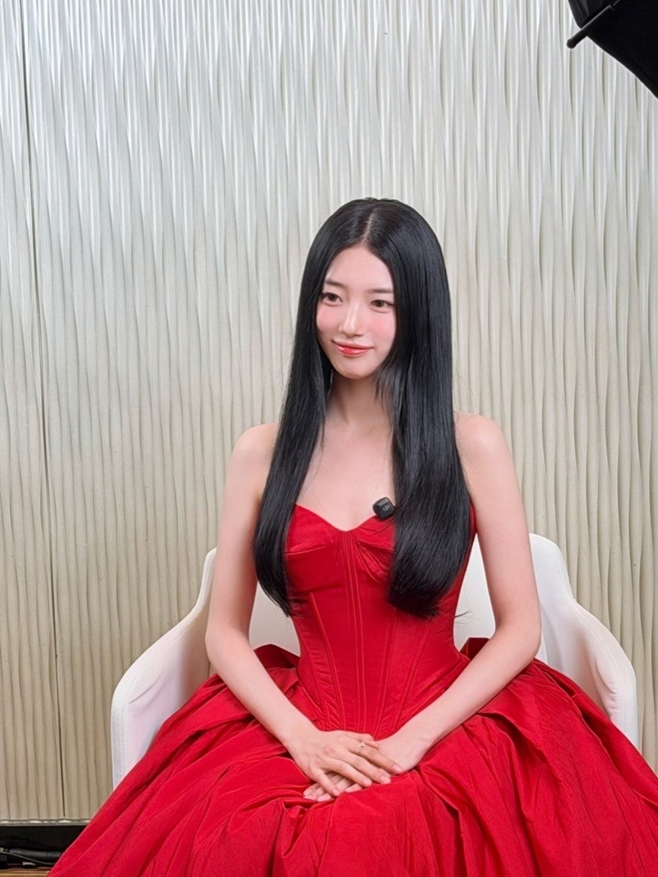 秀智紅色洋裝散發魅力　Netflix《魅惑》公開前再掀關注