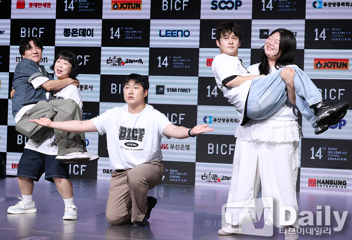 [TD포토] <b>개그콘서트</b> 팀 코믹 포즈로 인사