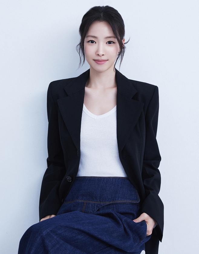So Ji-sub Gifts Gold to Kim Manager Cast and Crew: Son Na-eun Reflects