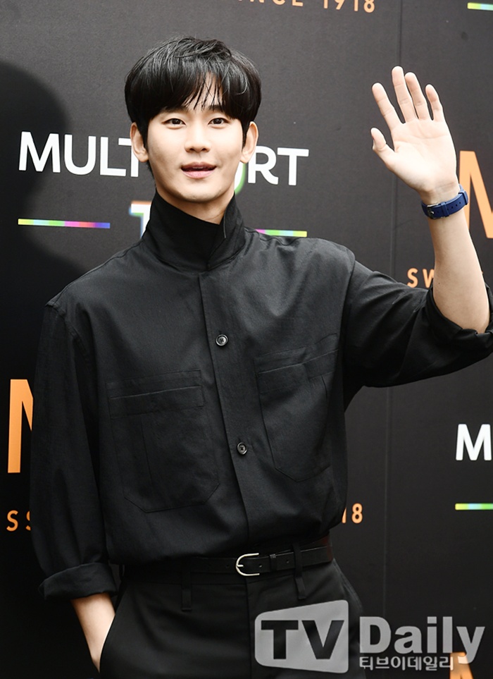 <b>해외</b>에서 웃은 <b>김수현</b>, 국내 <b>복귀</b>는 여전히 미지수 [이슈&톡]