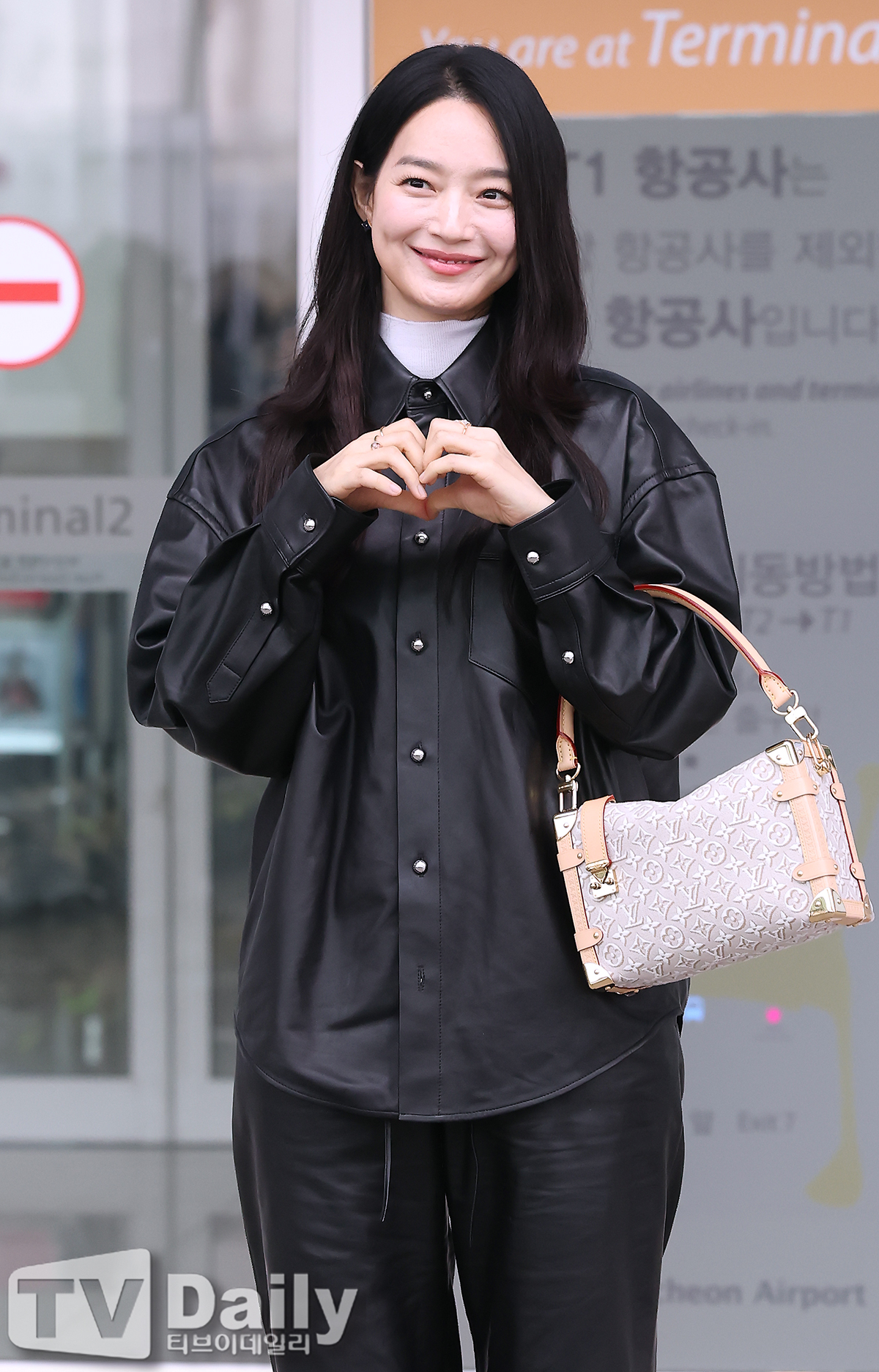 <b>신민아 37억 기부</b> 미담, 김우빈과 '시너지'