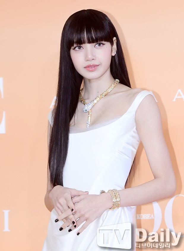 블랙핑크 <b>리사</b>, 솔로 다큐서 눈물 <b>고백</b> "이제야 내 삶 살게 됐다"
