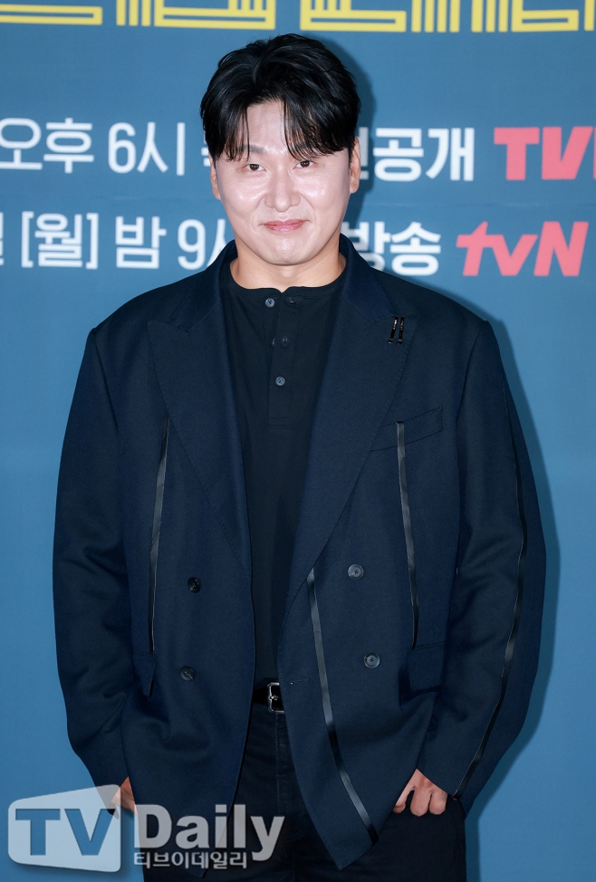 포토월에 선 이준혁