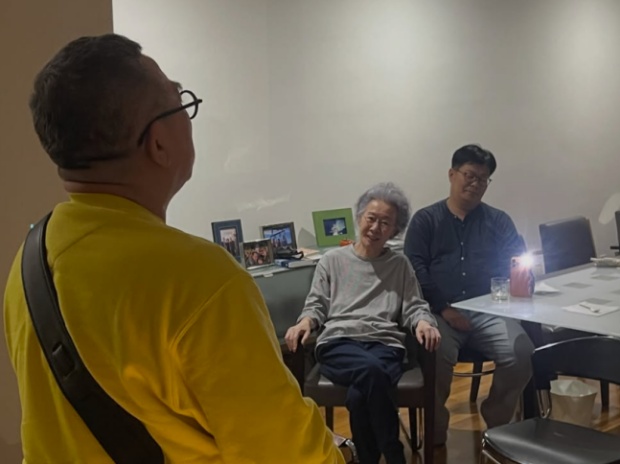 "웃음기 가득한 대화"…<b>윤여정</b>, 지인들과 행복한 <b>팔순 잔치</b> [한컷]