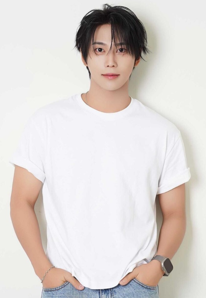 白いTシャツ姿で正面を見つめるジュンソ