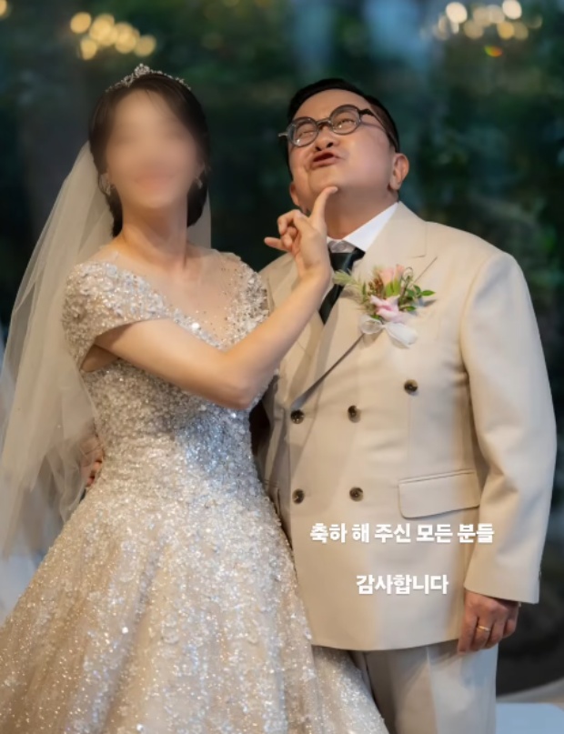 '58세 <b>결혼</b>' <b>김형진</b>, 미모의 <b>아내 얼굴</b> 공개 "예쁘게 살겠다, 축하 감사...