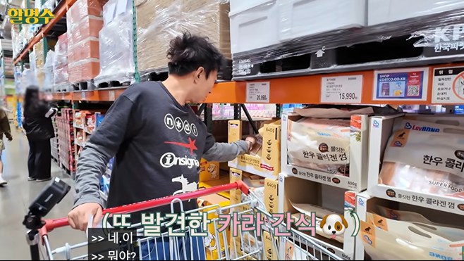 コストコの売り場で商品を選ぶパク・ミョンス