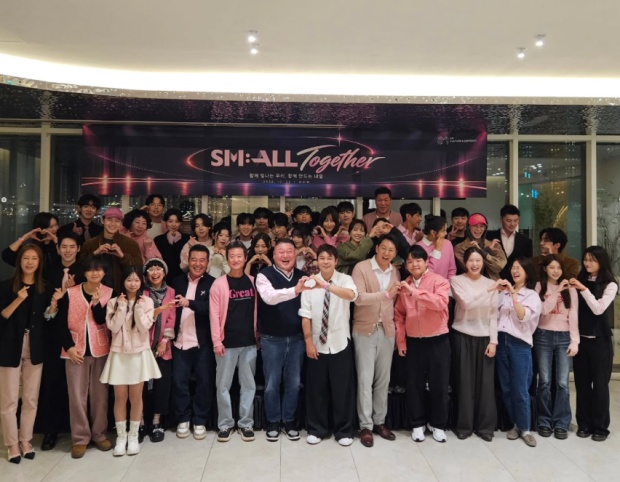 SM C&Cの所属アーティストや関係者が「SM:ALL Together」の看板の前に並んだ集合写真