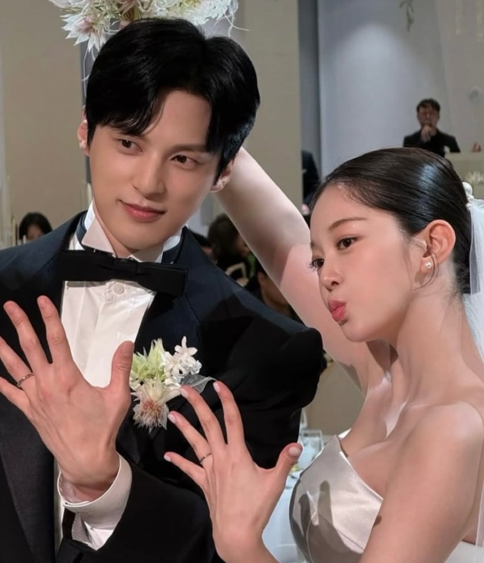 結婚式で並び、カメラに手を振るキム・ガウンとユン・ソヌ
