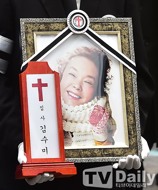 故キム・スミさんの遺影