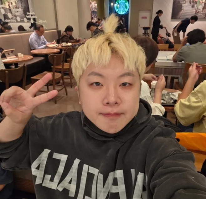 飲食店で自撮りするユーチューバーのカグァン