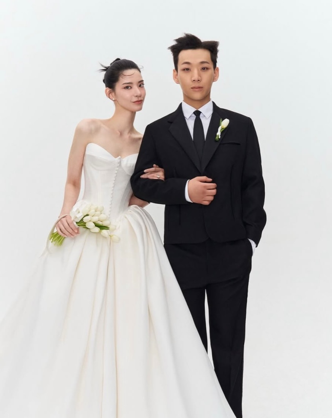 結婚式の衣装を着たラッパーのヤン・ホンウォンと妻のウォン・ヒョンジュ。