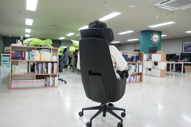 그 어떤 게임 장르와 사용 기기라도, GC PRO 리뉴얼 게이밍 의자와 함께라면 몰입도 최상의 환경을 제공합니다. ©INVEN