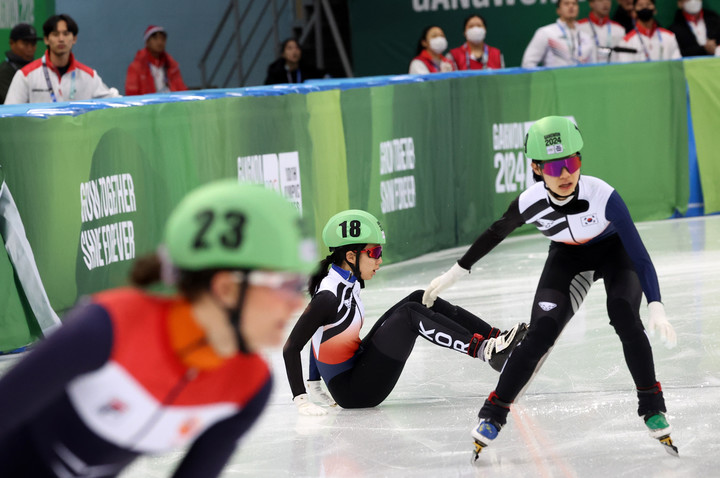 [강원2024] '앗, 엉덩방아' 한국 <b>쇼트트랙</b> 혼성 <b>계주</b>, 아쉽게 메달 실패