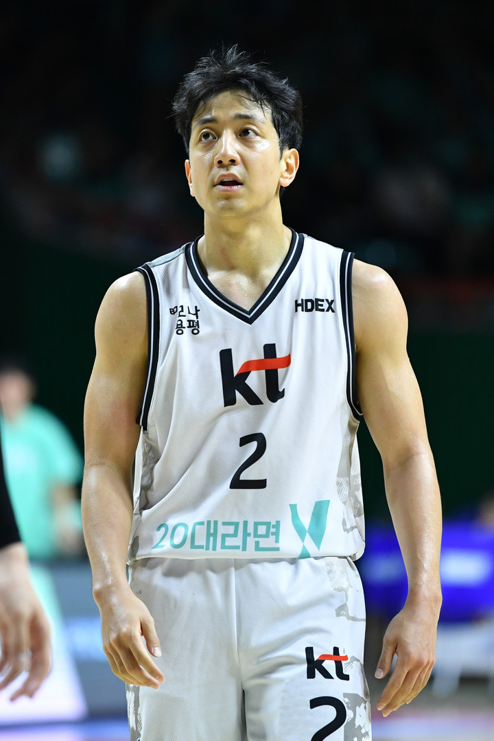 '이제는 내가 <b>연봉킹</b>' KT 문성곤, 2024-2025시즌 보수 1위 등극...팀 동료...