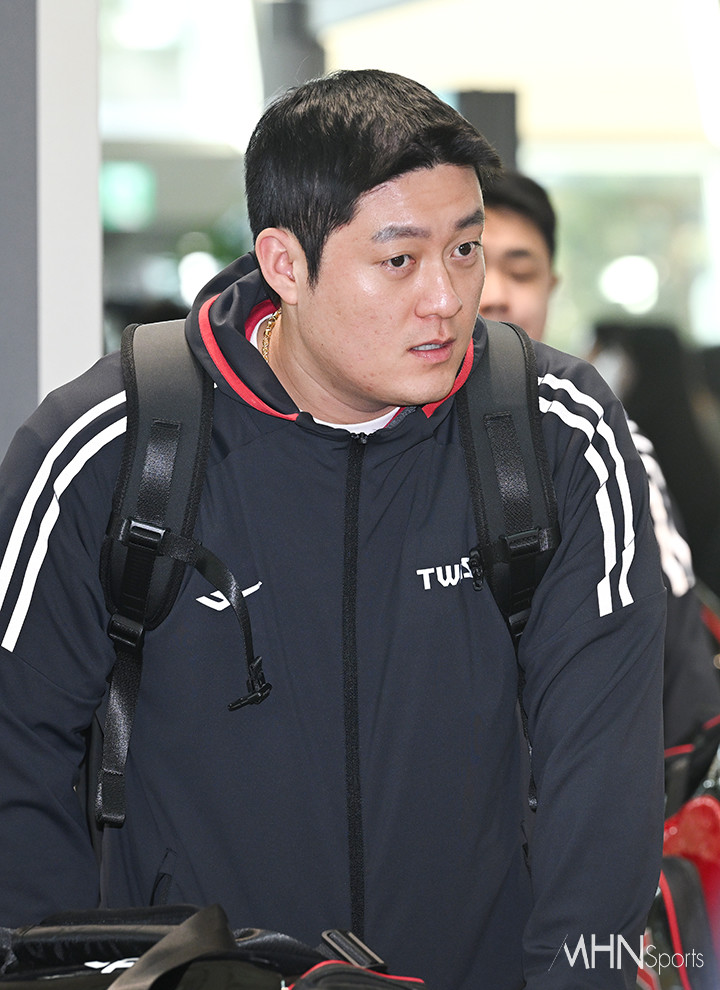 [mhn포토] <b>김강률</b> '가자 애리조나로'