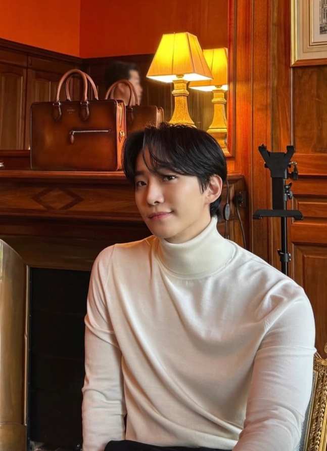 Junho looks more stylish and sharp with his dandy fashion