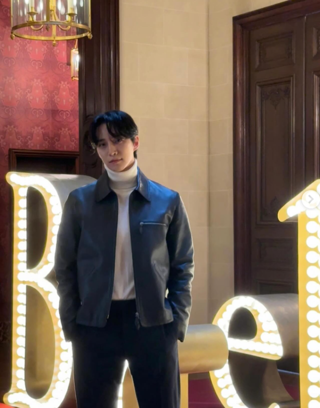 Junho looks more stylish and sharp with his dandy fashion