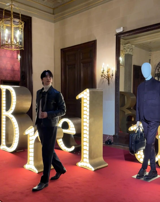 Junho looks more stylish and sharp with his dandy fashion