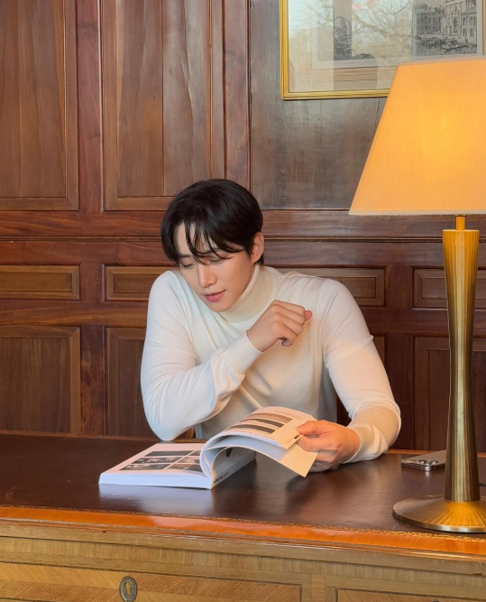 Junho looks more stylish and sharp with his dandy fashion