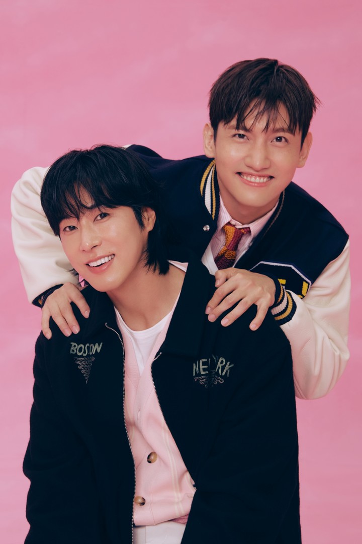 <b>동방신기</b>, <b>SM</b>과 <b>재계약</b> "데뷔 때부터 20년 넘는 인연"