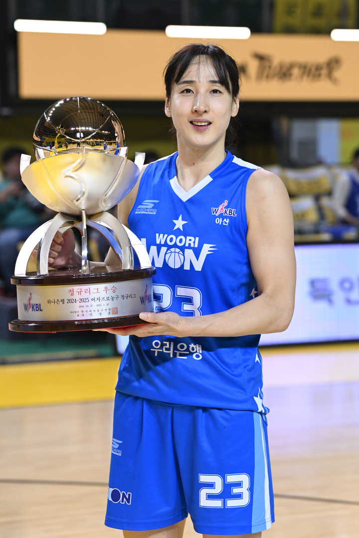'만장일치 MVP' <b>김단비</b>, 우리은행과 <b>재계약</b>...4년 연속 여자농구 연봉 1...