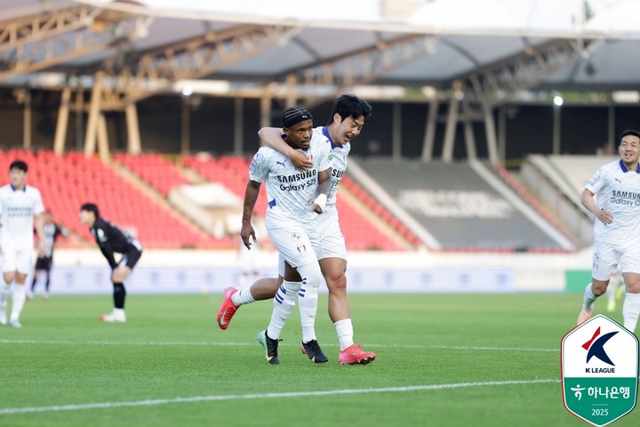 '<b>이기제 극장</b> FK골' 수원, 성남에 2-1 극적승...선두 인천과 승점 4점차...