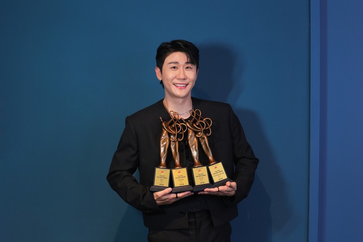영탁, '<b>서울가요대상</b>'서 4관왕 <b>싹쓸이</b>..."값진 공간서 값진 상, 모두 팬...