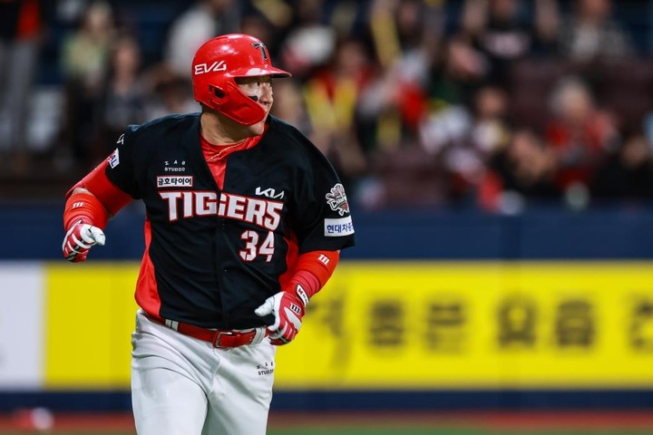 '6월 승률 1위' KIA, LG에 12-2 완승…<b>고종욱</b>·김석환 <b>맹활약</b>