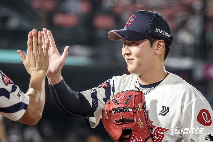 '부활한 필승조' <b>롯데</b> 3위 이끌었지만... '2G 8실점' 어쩌나
