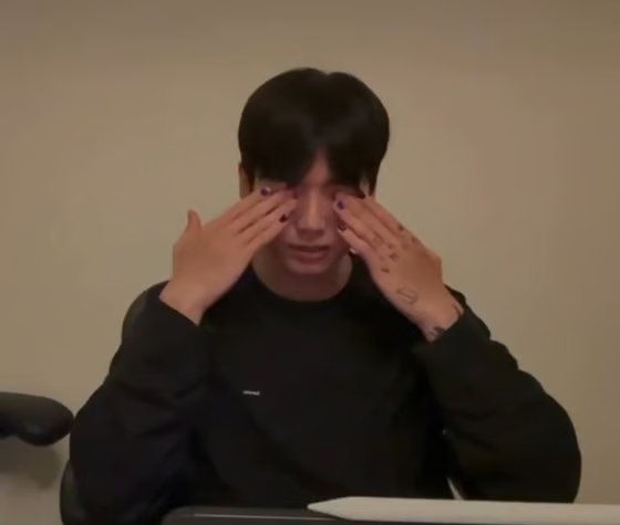 "보고 울었다"...BTS <b>정국</b>, '<b>케데헌</b>' <b>과몰입</b>에 결국 '눈물'→'소다팝' 열...