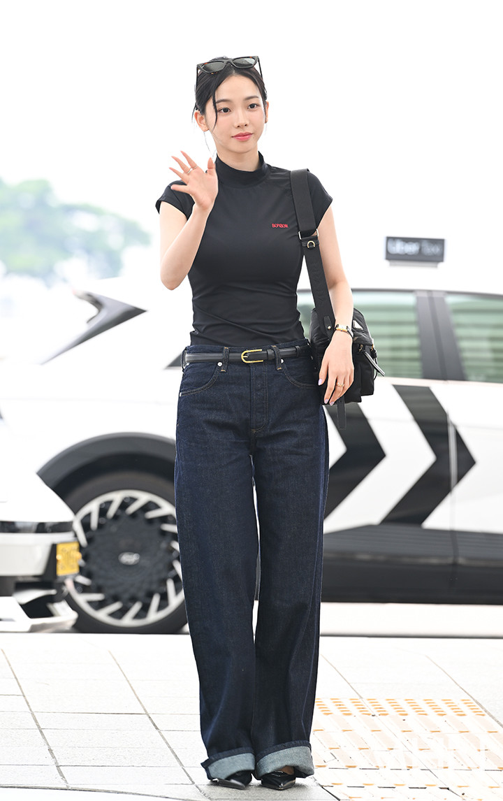 [포토] <b>에스파 카리나</b> '심플한 청바지 <b>공항 패션</b>'