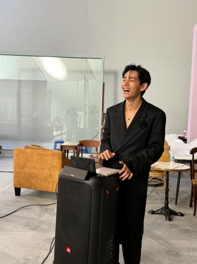 광고 촬영 현장의 바하인드 사진을 공개한 뷔님