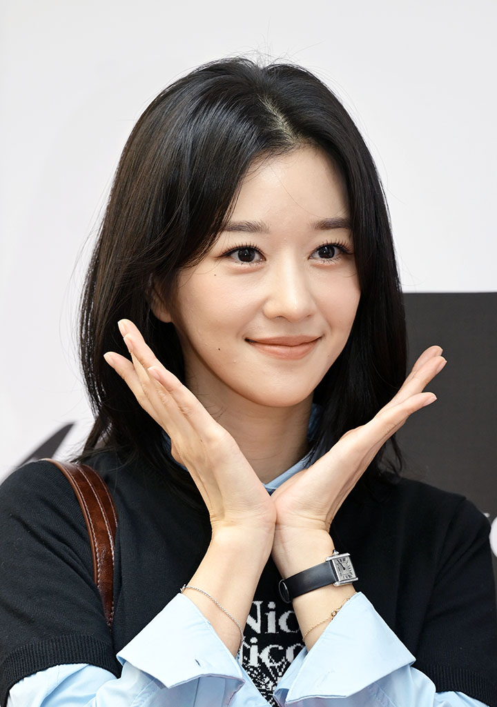 <b>서예지</b>, <b>명동</b> 거리에서 빛나는 <b>미모</b> [MHN영상]