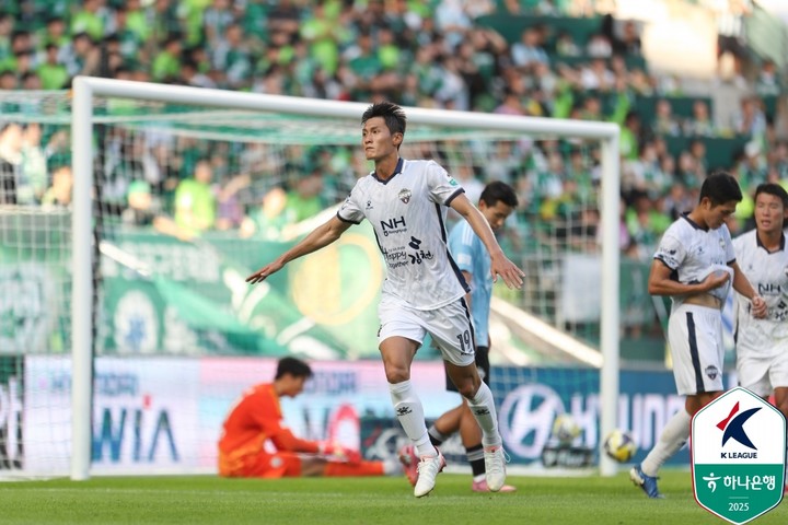 '박상혁 1골 1도움' <b>김천</b>, '조기 우승 꿈' <b>전북</b> 2-1 <b>격파</b>...'주민규 멀티...