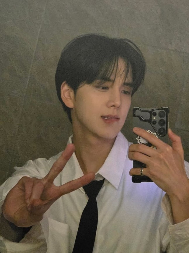 Le style scolaire élégant et beau de Younghoon