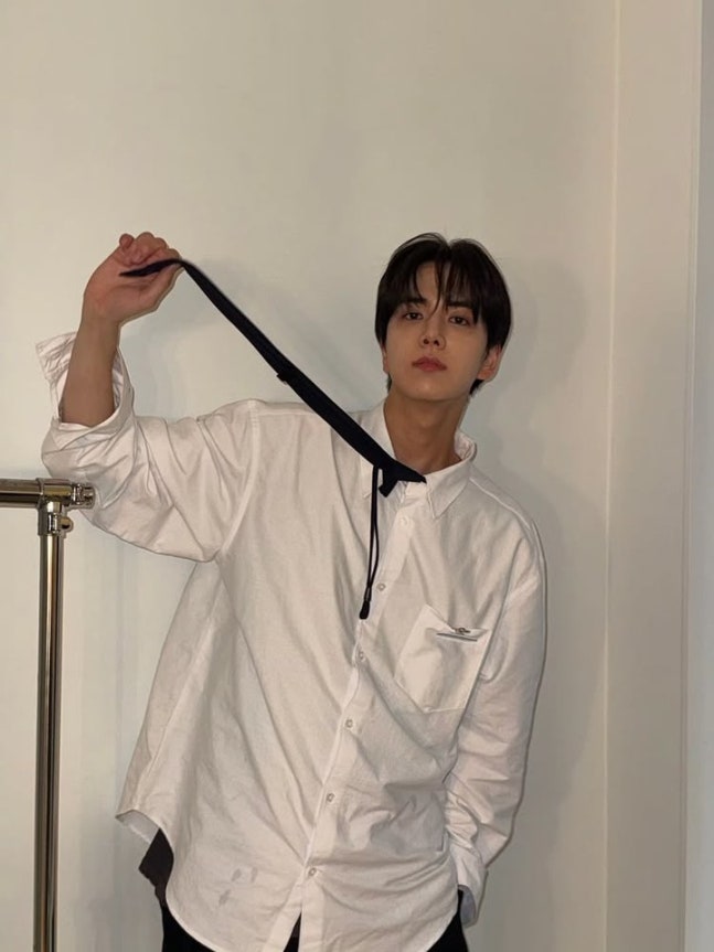 Le style scolaire élégant et beau de Younghoon