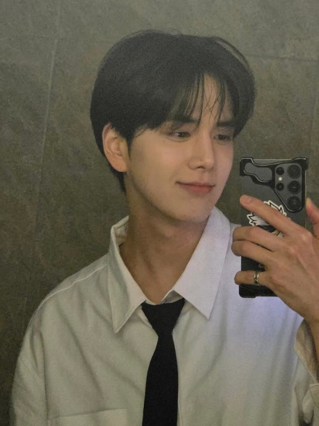 Le style scolaire élégant et beau de Younghoon