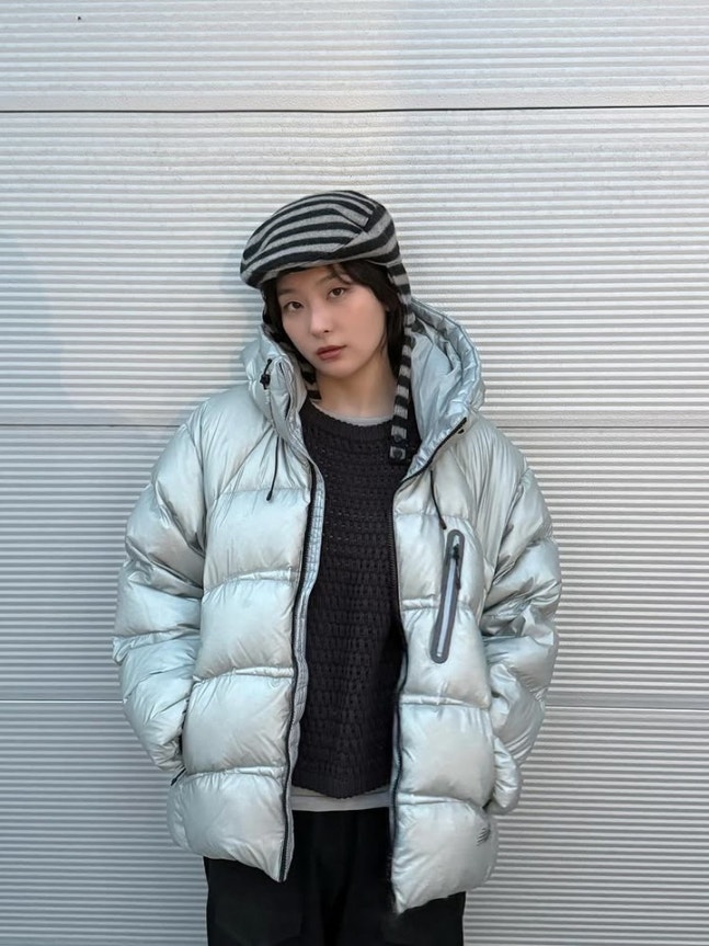 Seulgi memamerkan gaya stylishnya dengan bantalan perak