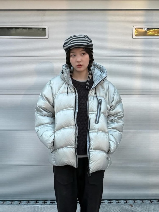 Seulgi memamerkan gaya stylishnya dengan bantalan perak