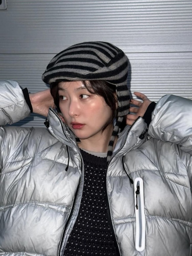 Seulgi memamerkan gaya stylishnya dengan bantalan perak