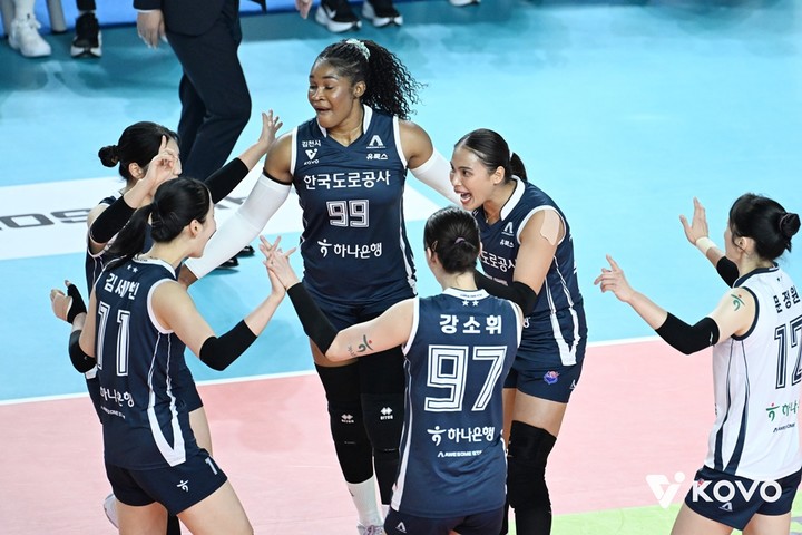 <b>도로공사</b>, 정관장 완파하고 <b>단독 선두</b> 도약...대한항공도 삼성화재에 3...
