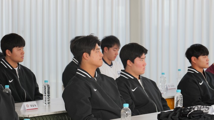 프로야구 <b>키움</b>, <b>신인</b>선수 대상 OT 실시...<b>박준현</b> "많이 배워 좋은 모습 ...