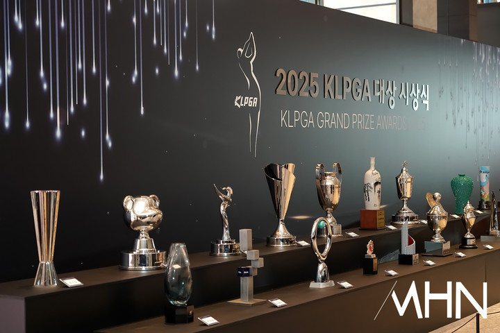 [mhn포토] 2025 <b>KLPGA</b> 빛낸 선수들의 트로피