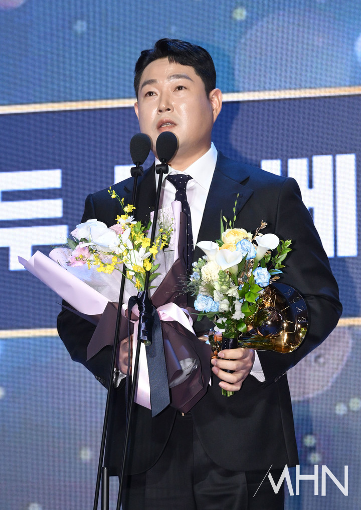 <b>양의지</b>, 이승엽과 어깨 나란히 할까...역대 최다 <b>골든글러브 수상</b> 타이...